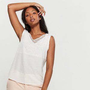 SLEEVELESS LACE V-NECK TOP